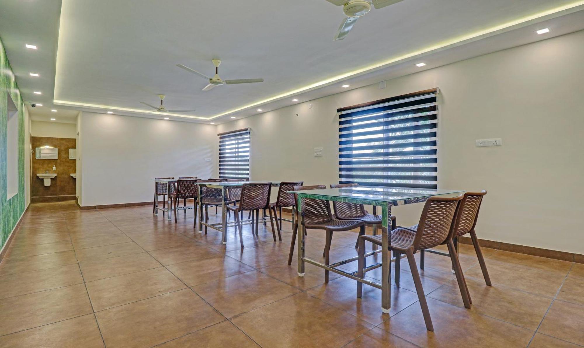 Treebo Golden Terminal, Kochi Airport Hotel Ngoại thất bức ảnh